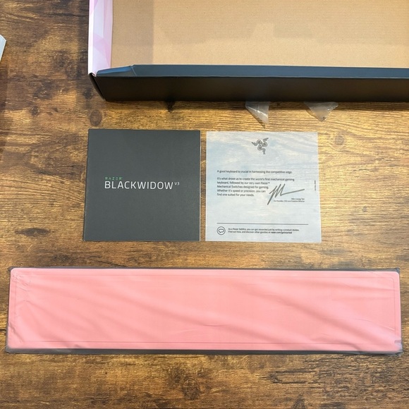 Razer BlackWidow V3 Quartz Keyboard with RGB Lighting - Picture 9 of 10